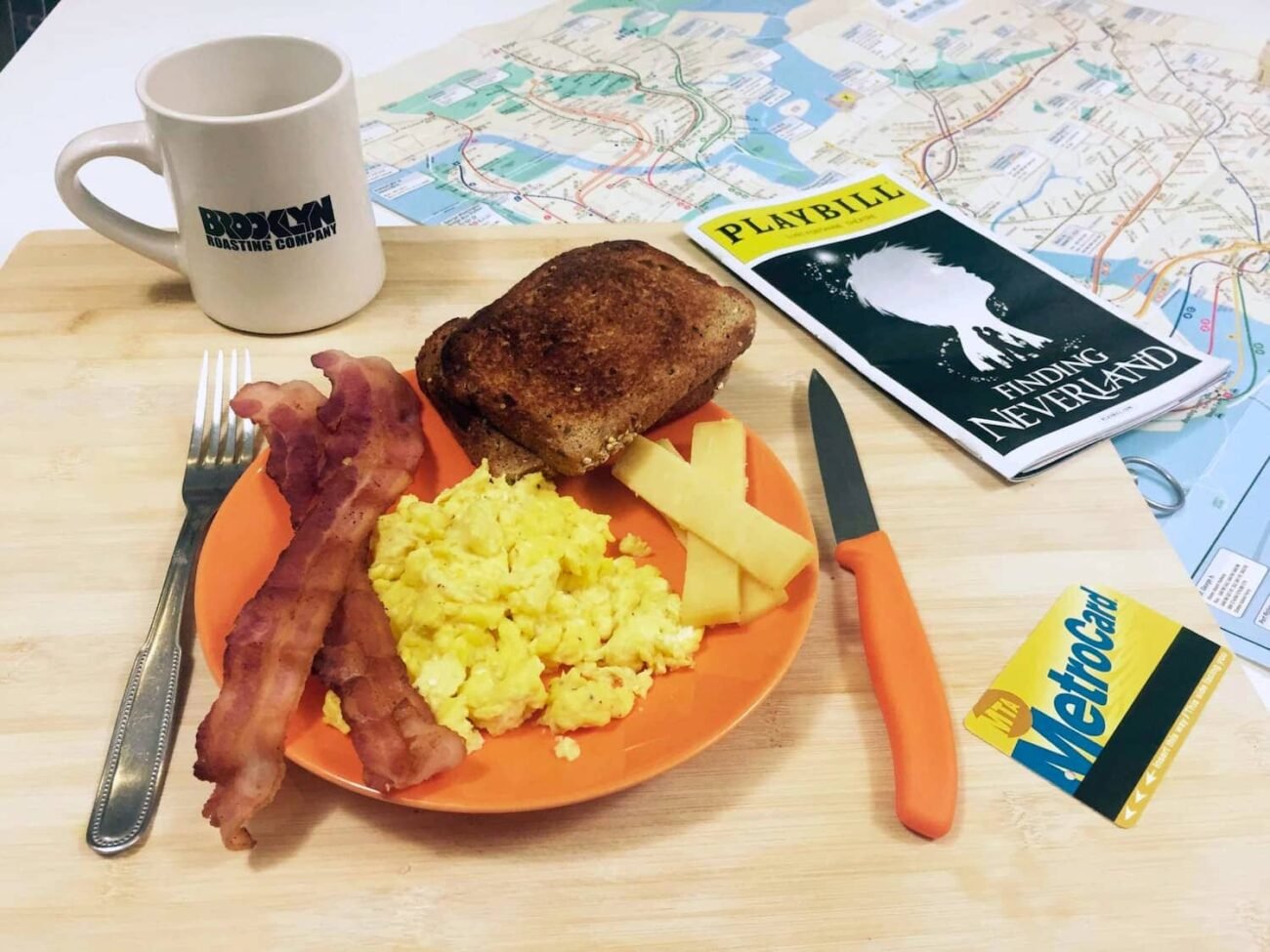 Huevos revueltos con tocino crujiente! El desayuno americano