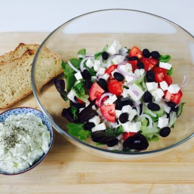 Ensalada griega con salsa Tzatziki