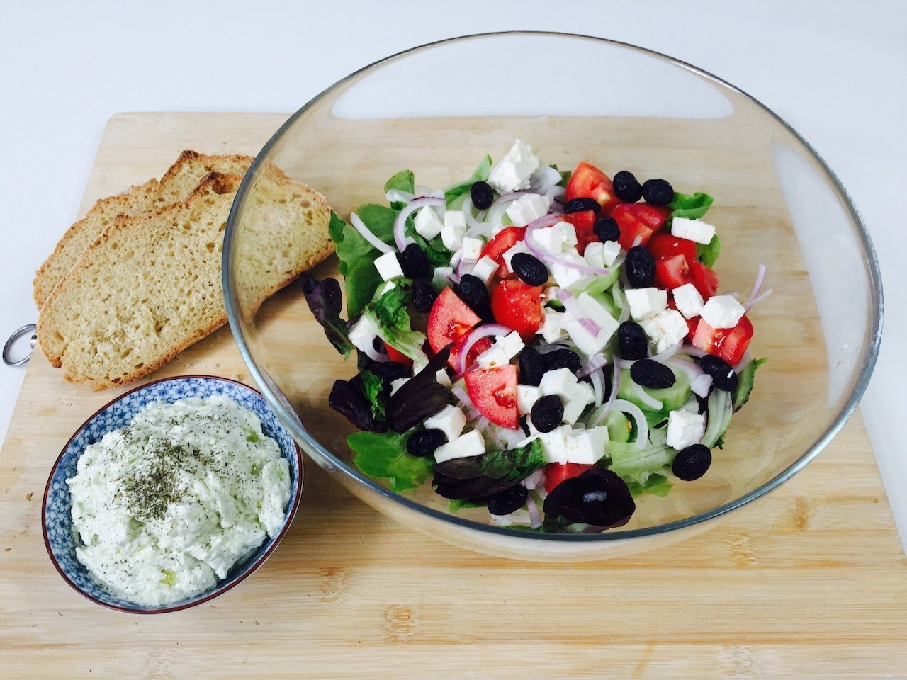 Ensalada Griega con salsa Tzatziki.