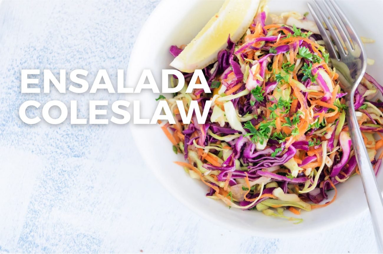 Ensalada de col y zanahoria (coleslaw) con salsa yogur