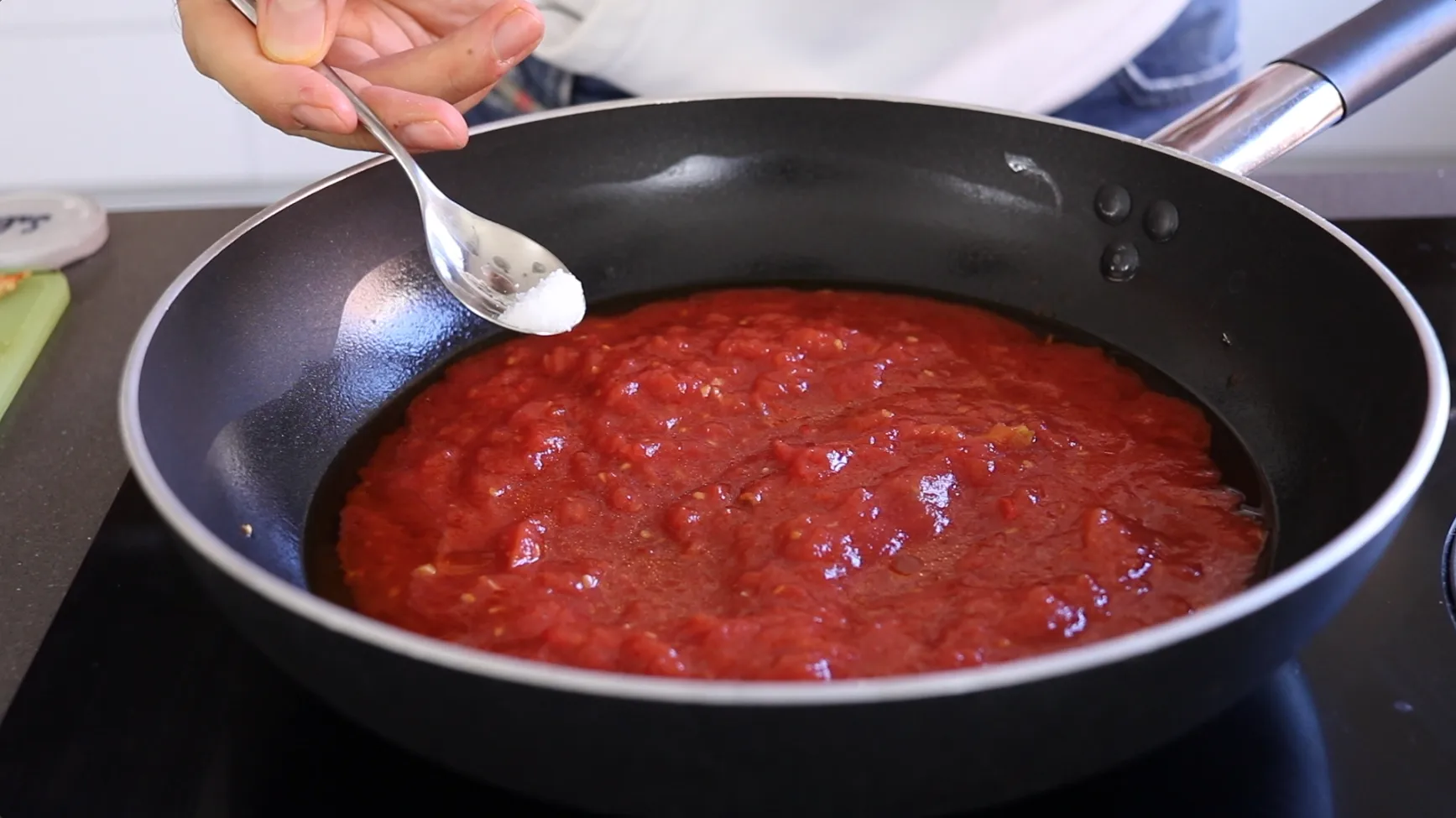 Salar la salsa de tomates