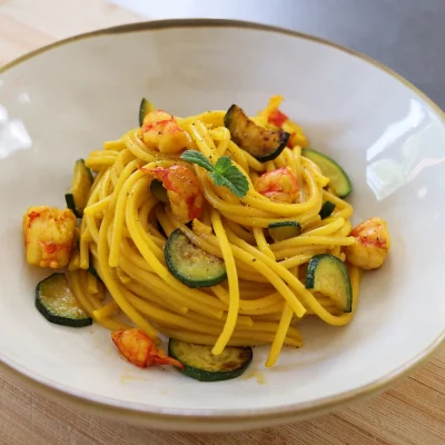 linguini gambas calabacin y azafran