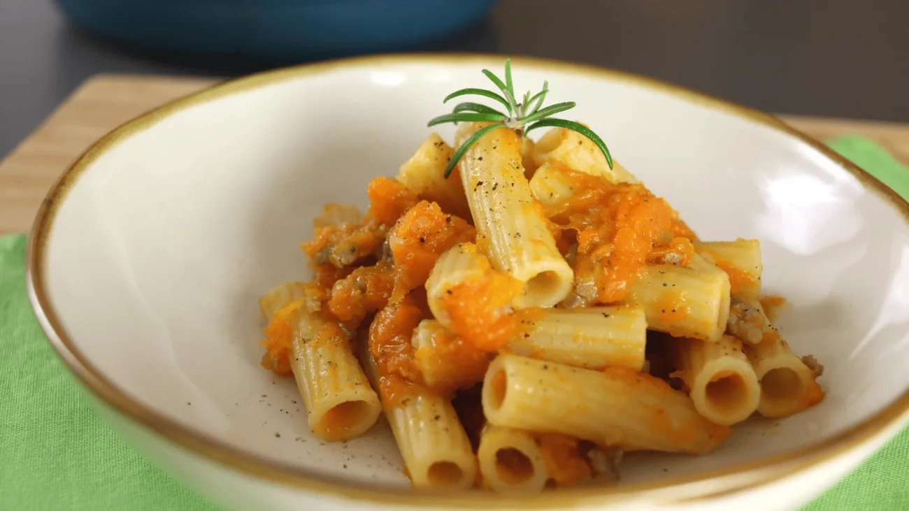 Pasta con salsa de calabaza y salchicha